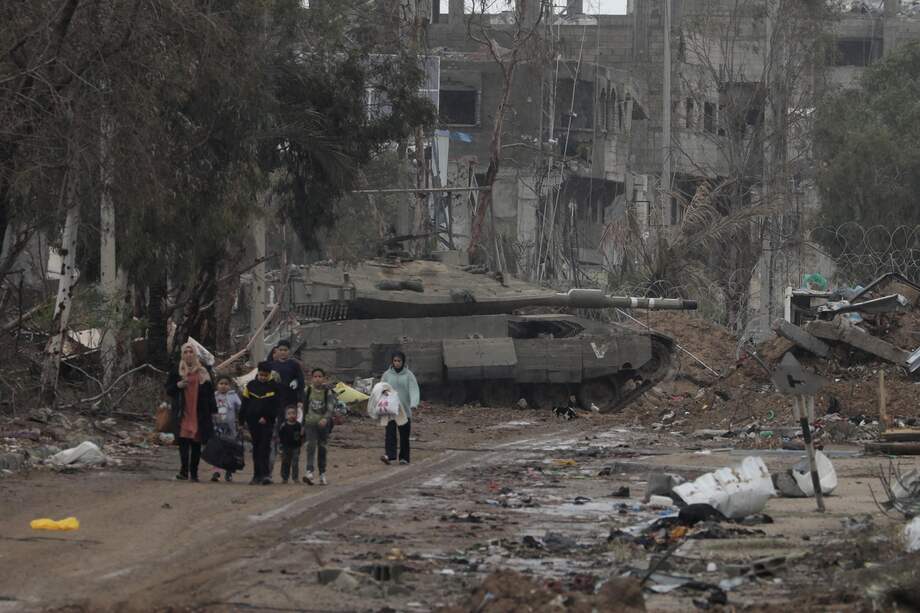 Con la tregua de cuatro días, varios palestinos han decidido volver a sus hogares y se ha permitido la entrada de camiones con ayuda humanitaria hacia Gaza.