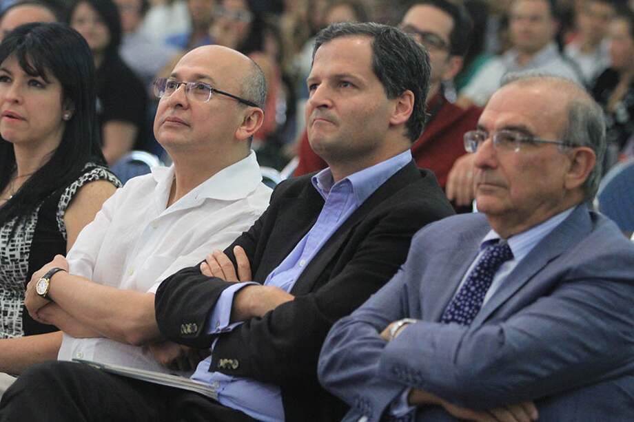 El fiscal Eduardo Montealegre (izq) considera que no hay que refrendar los acuerdos con las Farc. El jefe negociador del Gobierno, Humberto de la Calle (Der), dice que es necesario. / Archivo Personal.