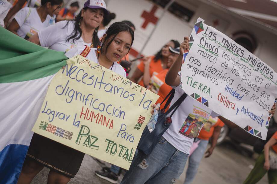 El Día de la Mujer llegó con consignas de paz y justicia, recorriendo las calles de Istmina, demostrando la fuerza y resistencia de las mujeres con un comadreo por la vida y la paz.