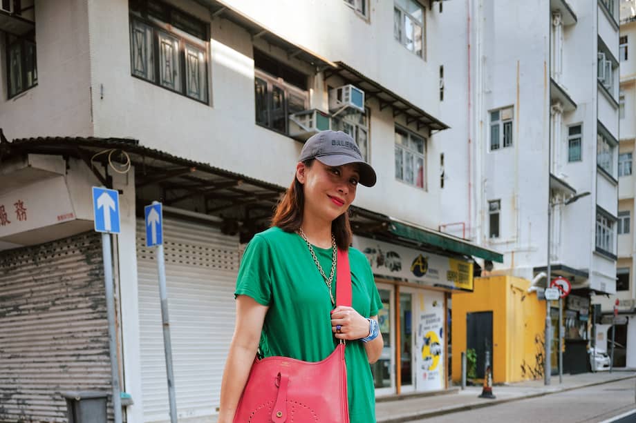 Una mujer luce un par de «zapatos de patata» en Hong Kong el 9 de noviembre de 2025. / Simbarashe Cha/The New York Times