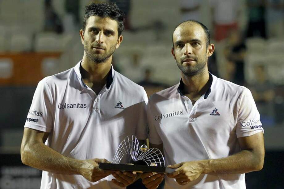 Juan Sebastián Cabal y Robert Farah con el trofeo de subcampeones del ATP de Río de Janeiro. /EFE