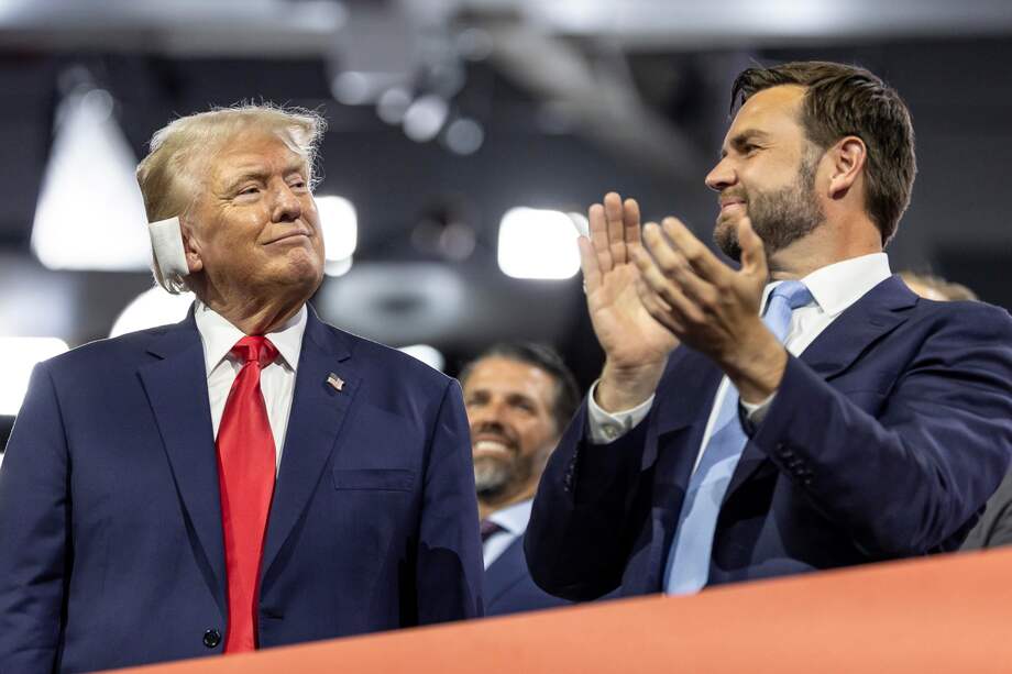 El candidato presidencial republicano y expresidente Donald J.Trump (izq.) y su recién anunciado compañero de fórmula, el senador JD Vance de Ohio, llegan durante la noche inaugural de la Convención Nacional Republicana (RNC) en el Foro Fiserv en Milwaukee, Wisconsin, EE.UU. 15 de julio de 2024.