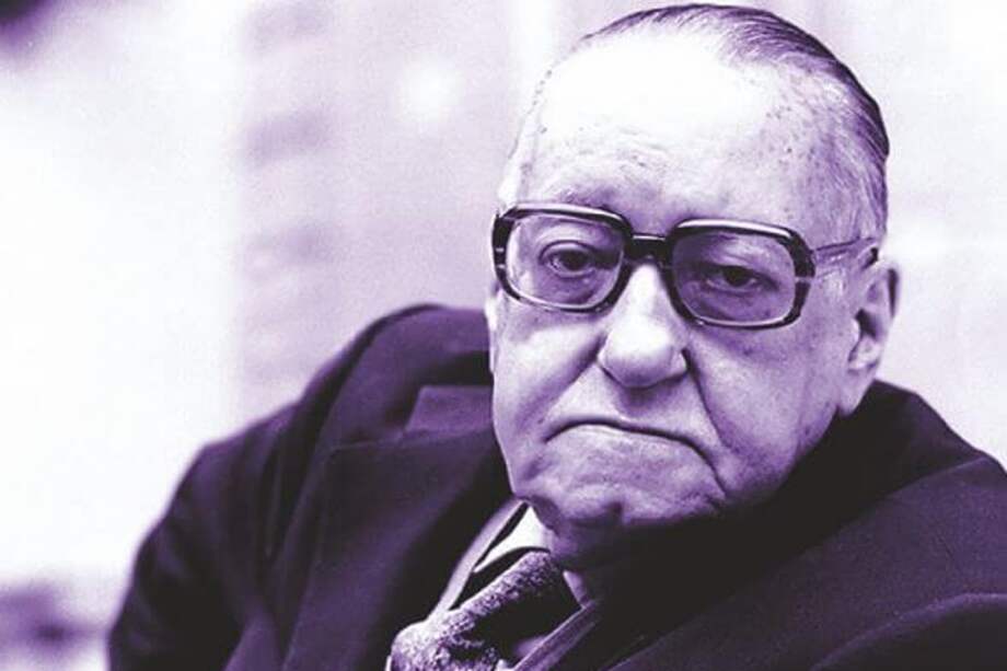 Alejo Carpentier (1904-1980) fue un escritor cubano cuyas obras literarias se vieron influenciadas por su pasión por la música clásica, ya fuera en las historias de las mismas como en sus estructuras.