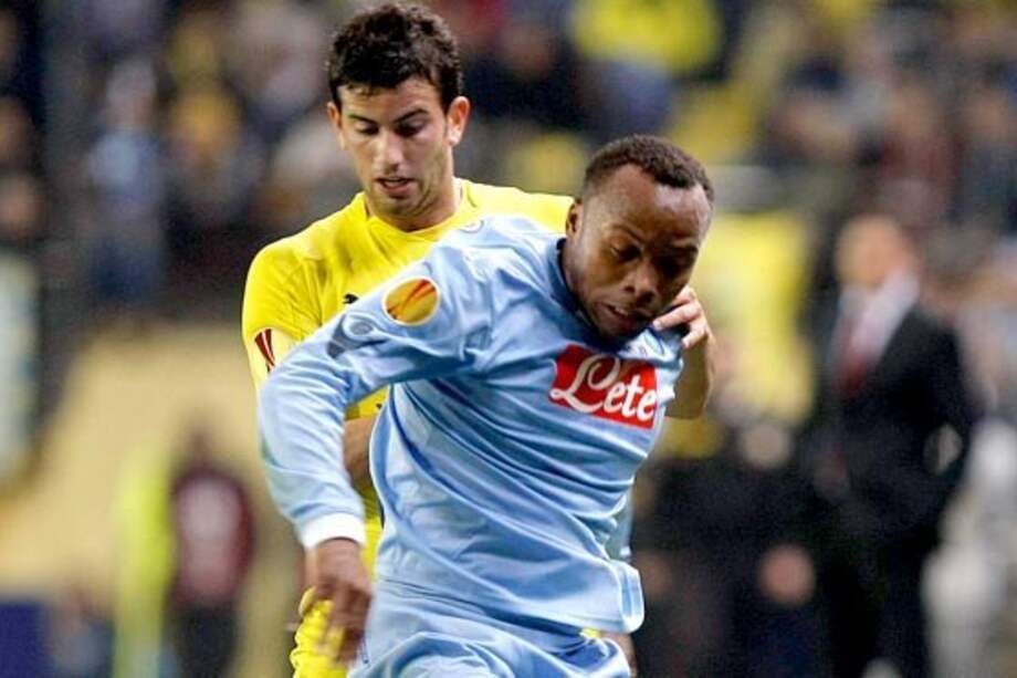 Camilo Zúñiga por Alex Song, el cambio que podría llevar al colombiano al Barcelona