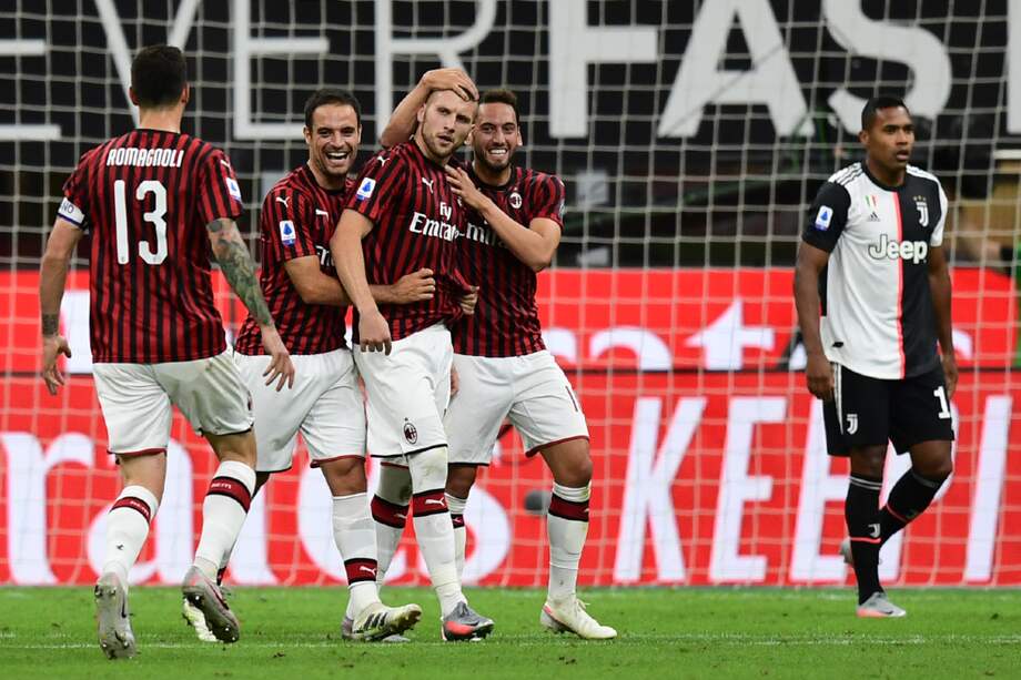 Ante Rebic celebra con sus compañeros uno de los goles en la victoria del Milan contra Juventus por 4-2.