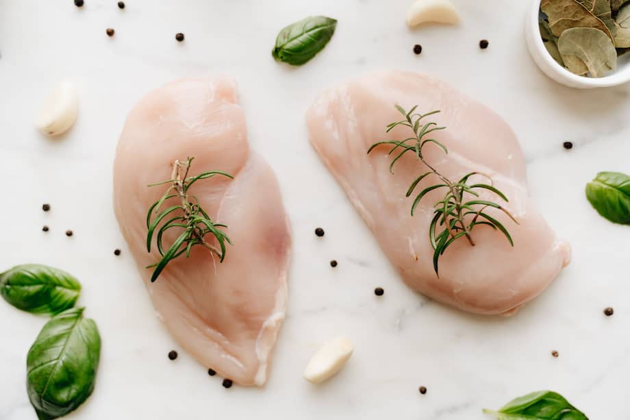 La pechuga es fuente de proteína y expertos en nutrición recomiendan incluirla dentro de una alimentación consciente y balanceada.