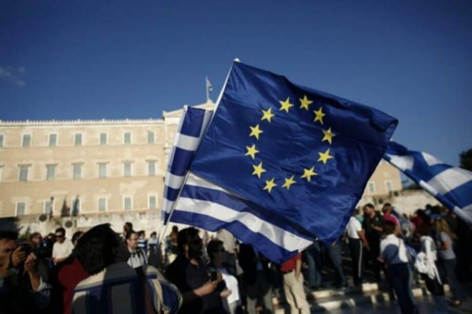 Miles de jubilados hacen colas en bancos para cobrar tras extensión del corralito