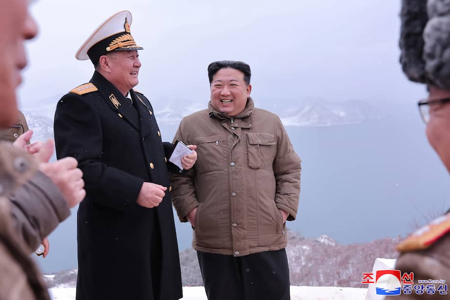 Una foto publicada por la Agencia Central de Noticias de Corea del Norte (KCNA) muestra al líder norcoreano Kim Jong Un (C) supervisando el lanzamiento de prueba del nuevo misil estratégico de crucero lanzado desde submarinos "Pulhwasal-3-31".