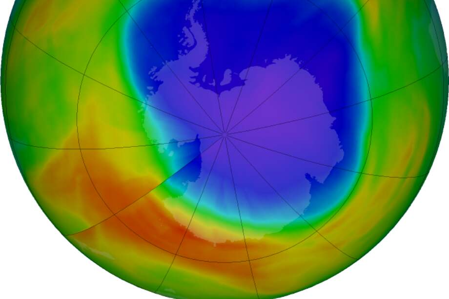 El agujero de ozono –en morado– sobre la Antártica, el 2 de octubre de 2017 / NASA, NOAA