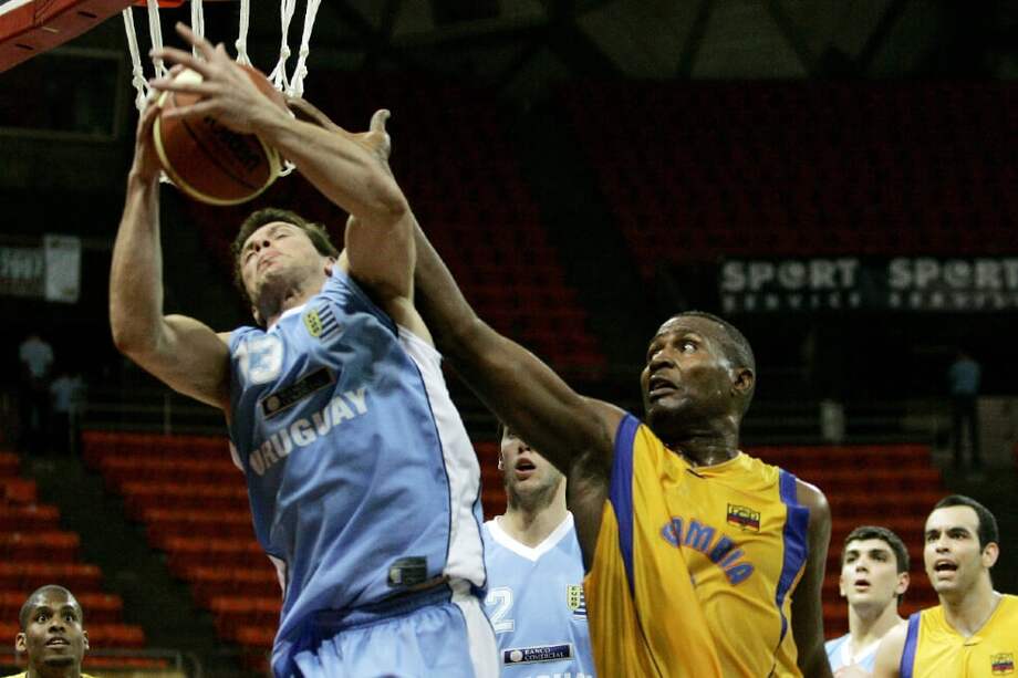 2,16 metros era la estatura de Álvaro Teherán, el basquetbolista más importante en la historia de este deporte en Colombia.
/ Cortesía