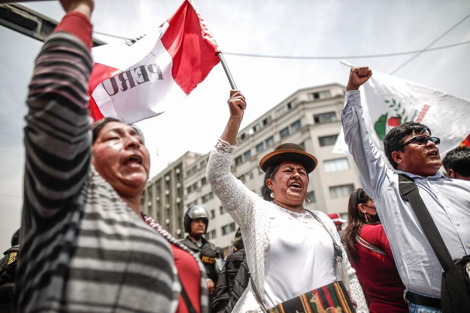 Simpatizantes de Pedro Castillo celebraron la noticia del cierre del Congreso, hoy en Lima (Perú).