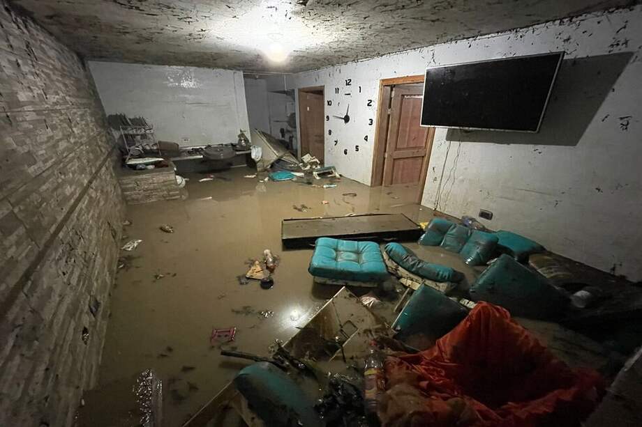 Las autoridades reportaron el colapso parcial de tres viviendas en el noroccidente de Medellín.