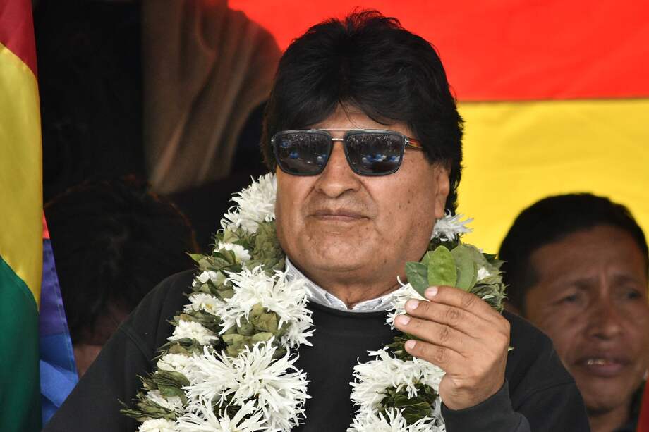 Evo Morales mientras sostiene hojas de coca durante un evento por la conmemoración del Día Nacional del Acullico o masticado de la hoja de coca, en Sacaba, provincia del Chapare (Bolivia).