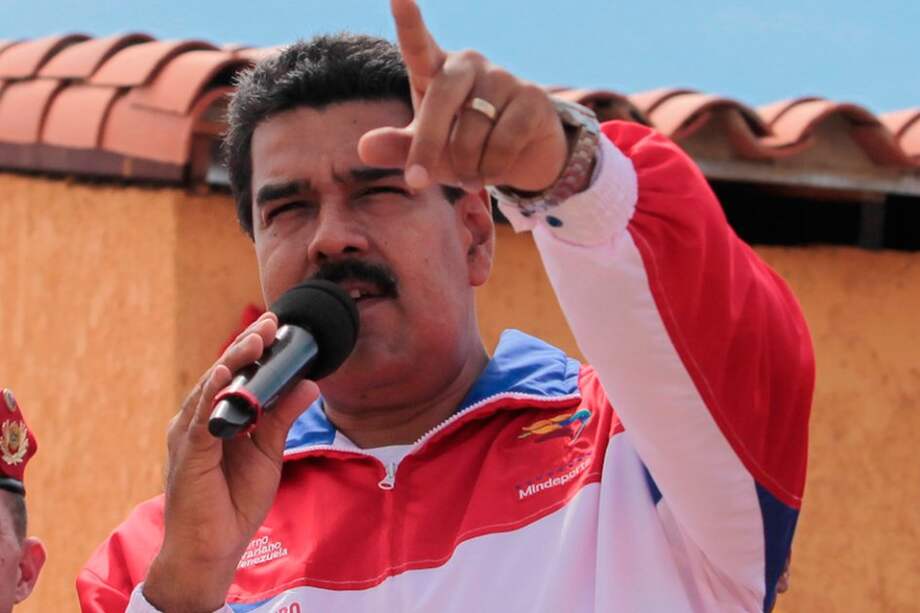 Maduro pretende ser políglota en Twitter
