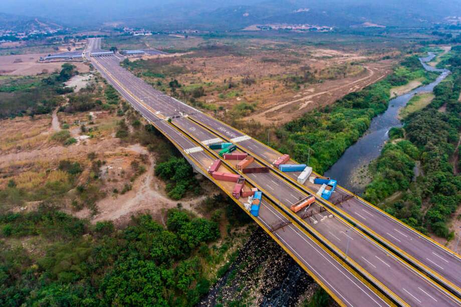 Estos son los contenedores que puso el gobierno de Nicolás Maduro en el puente de Tienditas. / AFP