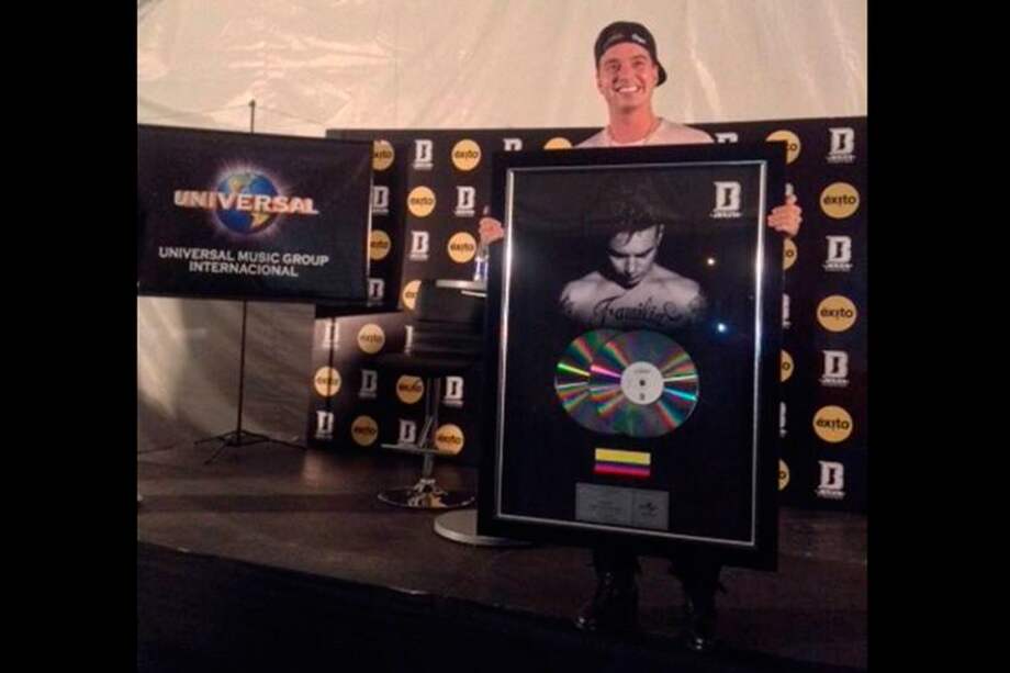 J Balvin recibe doble disco de platino por ventas de "La Familia"