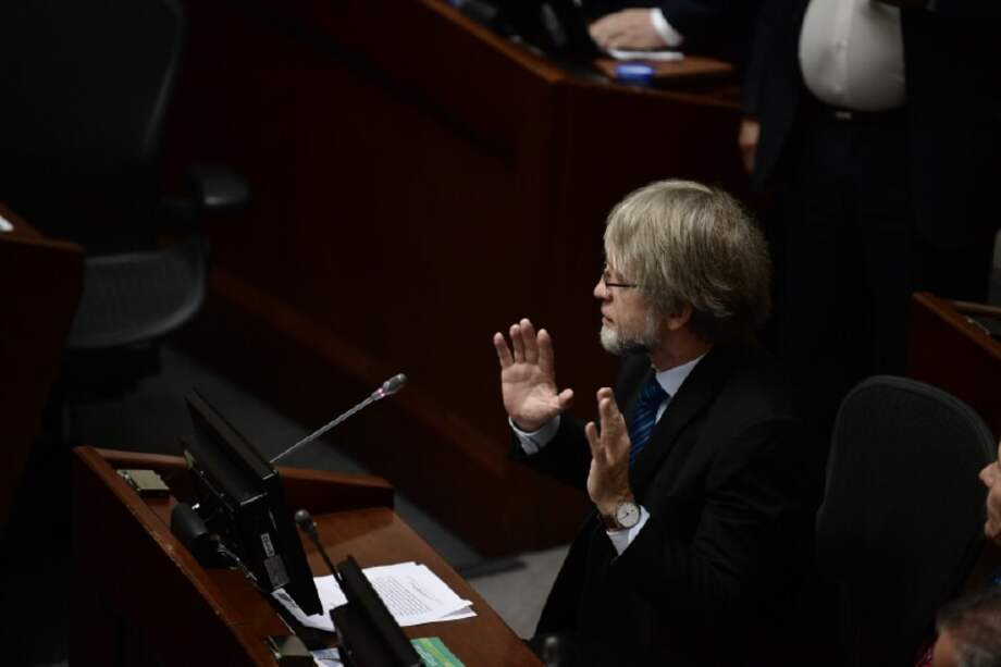 Antanas Mockus se reunió con su equipo jurídico tras conocer la decisión que deberá acatar apenas sea notificado. / Óscar Pérez-El Espectador