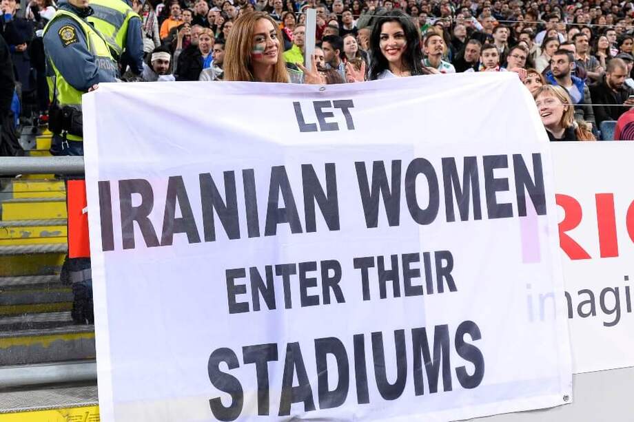 El pasado 25 de junio, por primera vez, luego de 39 años, las mujeres iraníes ingresaron a las tribunas de un estadio para ver en vivo el partido de Irán contra España en el Mundial de Rusia 2018. / AFP