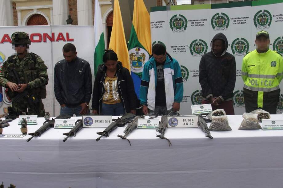 Detenidos y material incautado por el Ejército Nacional durante operativo llevado a cabo en Antiquia.