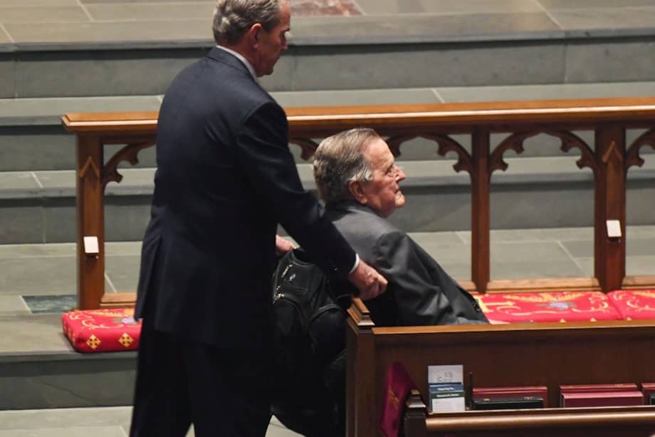 Los expresidentes George W. Bush y George H.W. Bush llegan al funeral de la exprimera dama Barbara Bush. / AFP