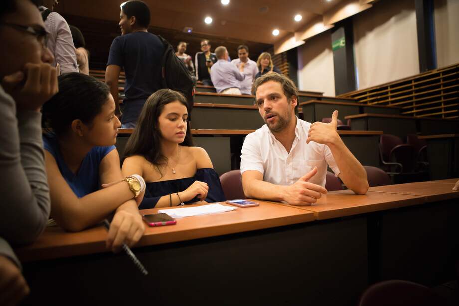El viceministro del Interior Luis Ernesto Gómez, en reunión con jóvenes. / Ministerio del Interior