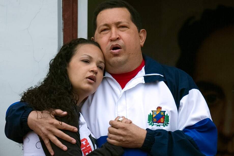 Chávez ya se encuentra en La Habana, donde lo recibió Raúl Castro