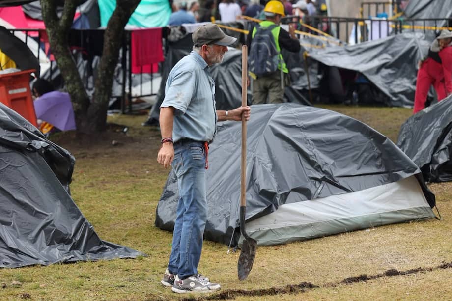 El sector privado aporta dinero, alimentos y transporte para atender a los damnificados del terremoto.