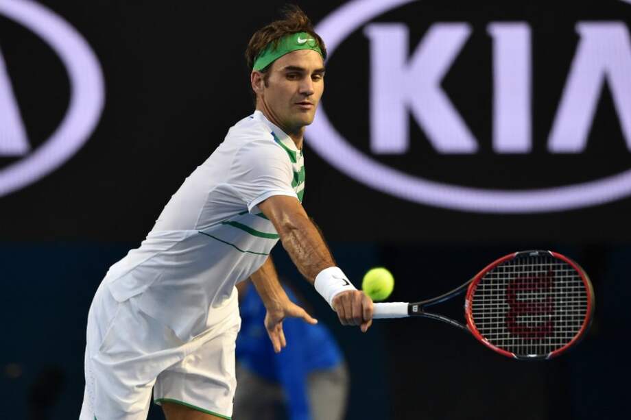 Roger Federer durante su primer partido del Abierto de Australia 2016. / AFP