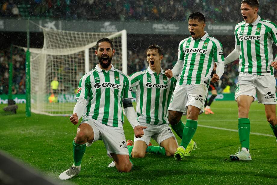 Juan Camilo Hernández, segundo de derecha a izquierda, celebra el triunfo del Betis frente al Real Madrid. EFE/Julio Muñoz