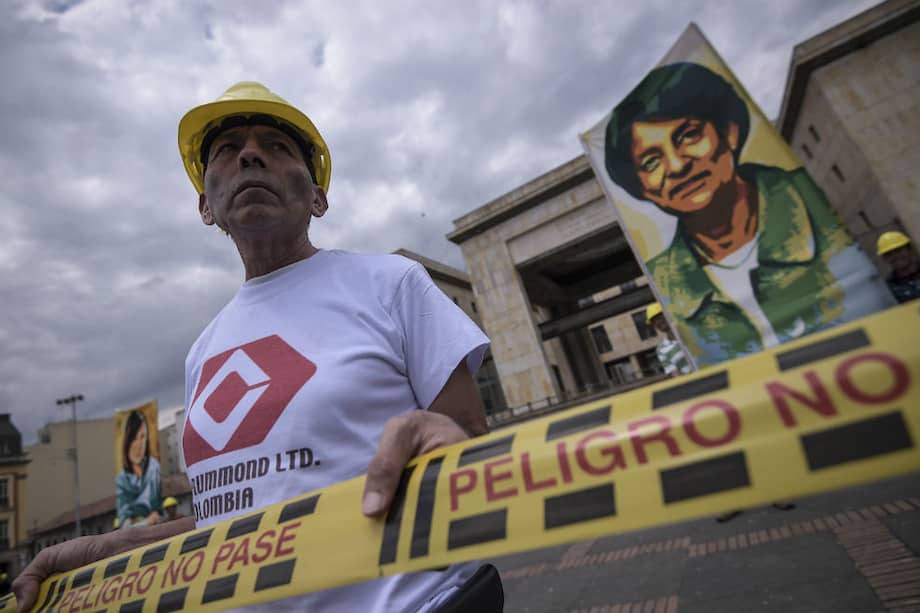 Uno de los campesinos que hizo parte dela manifestación, y el cartel con la imagen de Cristina Pardo en el fondo. / Mauricio Alvarado - El Espectador