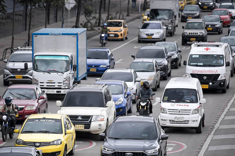 Trancones en Bogotá, y vehículos con placas en mal estado.