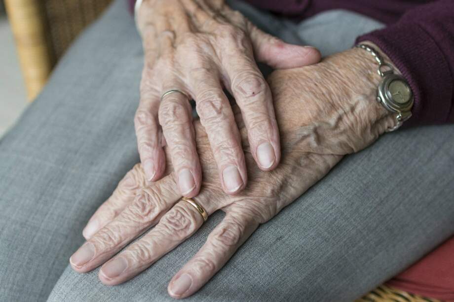 Dos mujeres, madre e hija, se reencuentran 80 años después. / Pixabay