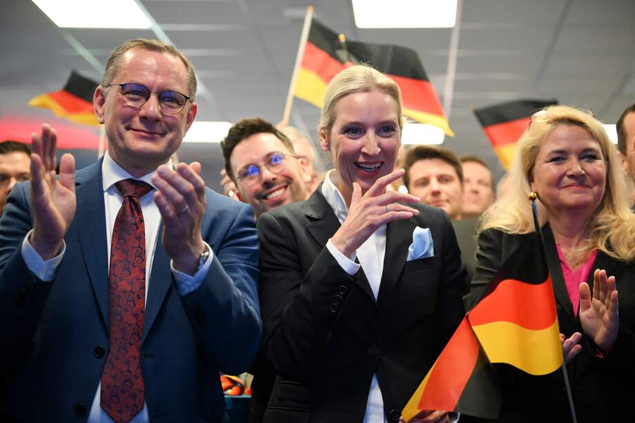Alice Weidel (centro) líder del partido ultraderechista AfD, festeja un "resultado histórico" en legislativas de Alemania.