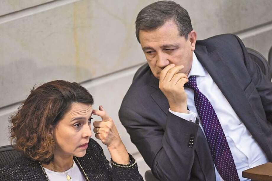 El presidente del Senado, Ernesto Macías (derecha), dijo que, a menos que la estatutaria tenga modificaciones, no enviará la norma a la Corte Constitucional nuevamente. / Cristian Garavito - El Espectador