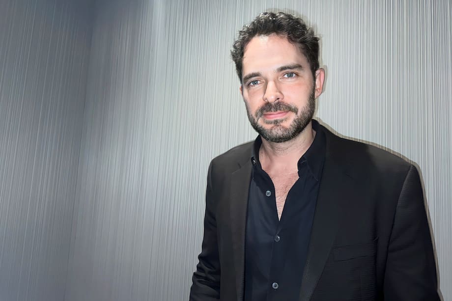 USA6609. MIAMI (FL, EEUU), 28/04/2023.- El actor colombiano Manolo Cardona posa durante una entrevista con EFE, el 25 de abril de 2023, en Miami, Florida (EE.UU.). Cardona debuta este viernes como director en Uno para morir, un thriller filmado en México y protagonizado por él mismo que, según dijo a EFE, es un homenaje al cine coreano. EFE/Alicia Civita/MEJOR CALIDAD DISPONIBLE