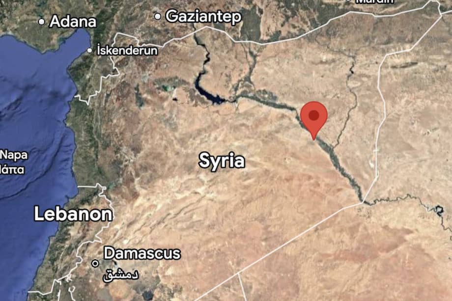 Ataque aéreo de Estados Unidos contra presuntos objetivos de ISIS cerca de Deir Ezzor, este de Siria. Imagen tomada de la cuenta de X @SyrianOsint.