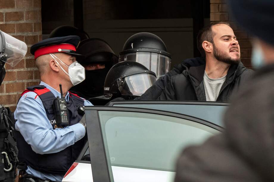 El rapero español Pablo Hasél fue capturado este martes en cumplimiento de una controvertida condena a prisión por unos tuits contra la monarquía y las fuerzas de seguridad.