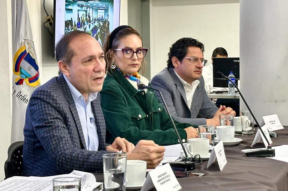Antonio Sanguino, ministro del Trabajo, dialoga con los miembros de Fecode, CUT, CTC, CGT, CGT, Fenaltrase Fecotraservipúblicos.