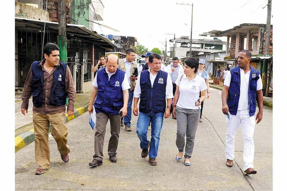 El defensor del Pueblo, Jorge Otálora (centro), en Buenaventura. / Julio Granados