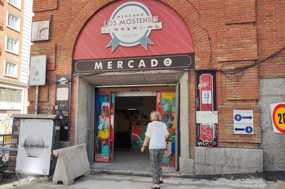 La plaza de abastos más latinoamericana del centro de Madrid. En la imagen, entrada al mercado.