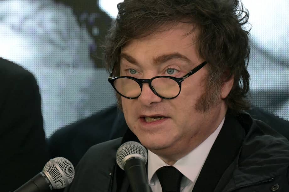 El presidente de Argentina, Javier Milei, habla durante una ceremonia para conmemorar el 34.º aniversario del atentado contra la embajada de Israel en Buenos Aires.