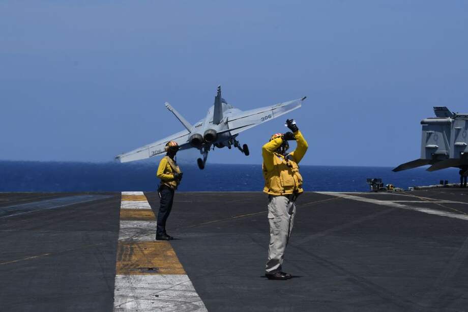 Tropas de EE. UU. en un entrenamiento de rutina a bordo del portaaviones Theodore Roosevelt, desde donde se lanzaría la operación contra Siria. / AFP