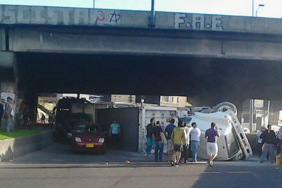 Alarma en Bogotá por volcamiento de camión que transportaba gas vehicular