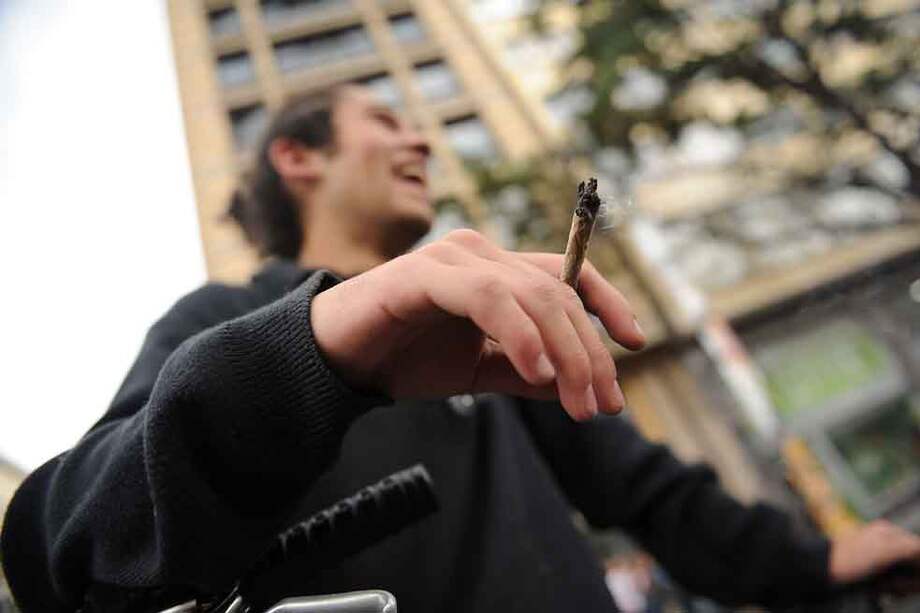 En las marchas a favor del consumo de drogas en Bogotá generalmente se protesta con cigarros de marihuana . / Andrés Torres