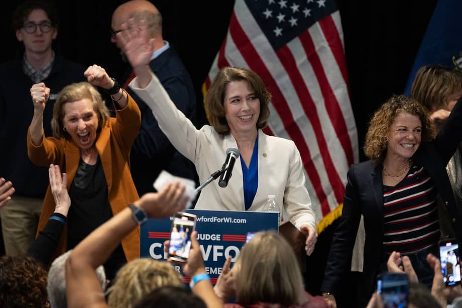 Susan Crawford, acompañada por jueces de la Corte Suprema de Wisconsin, acepta la victoria en su contienda por el puesto de magistrada en el tribunal.