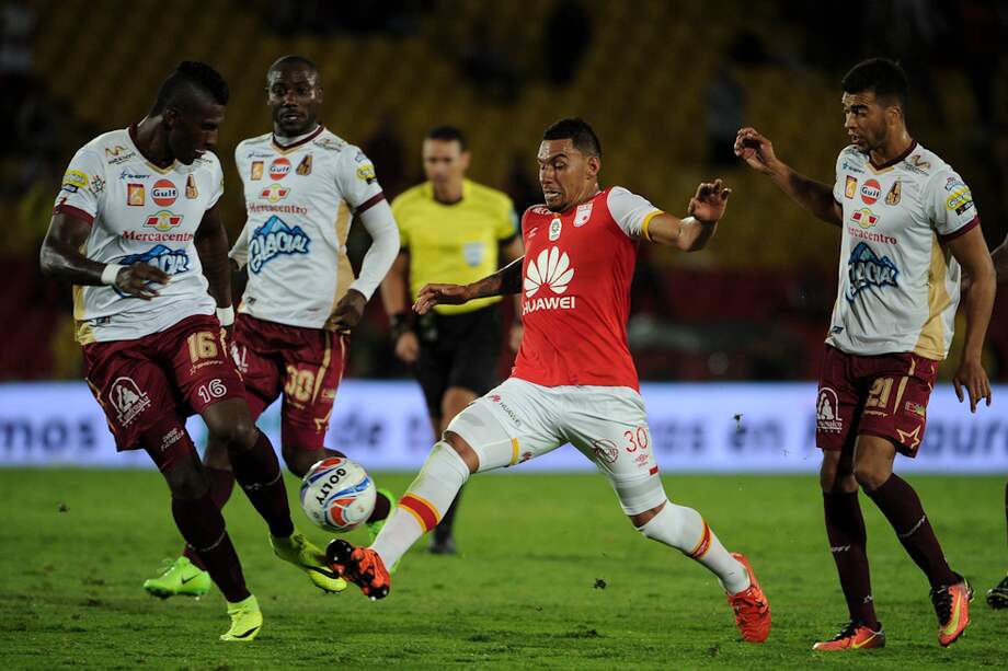 Yeison Gordillo (c), de Santa Fe, disputa la pelota contra jugadores del Tolima, este miércoles en El Campín. / Mauricio Alvarado - El Espectador