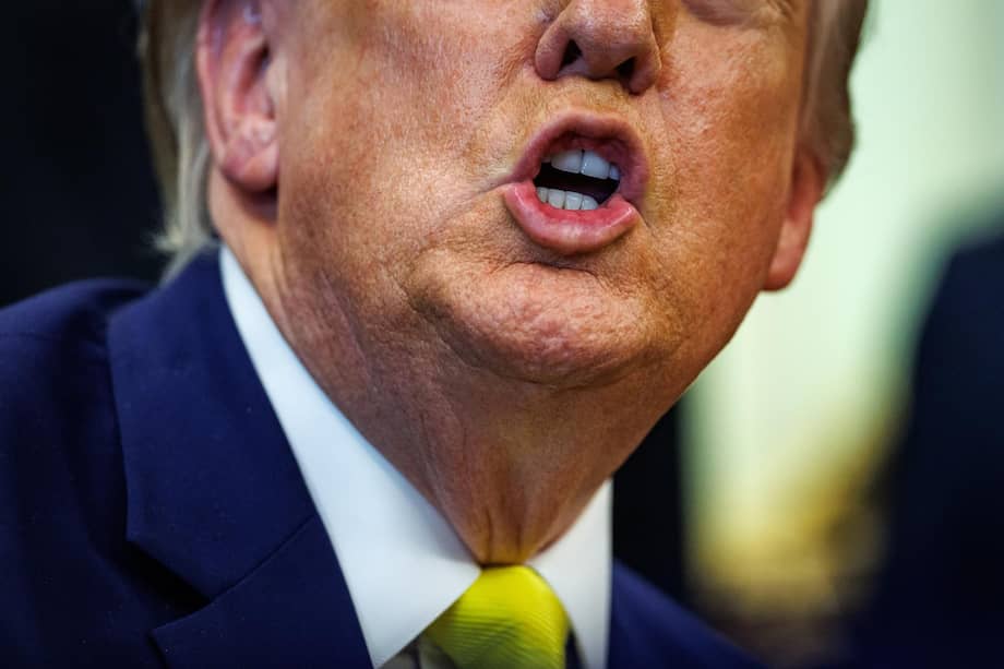 El presidente Donald Trump dejó plantada a una periodista tras llamarla "estúpida" en una entrevista donde además exageró el impacto de la guerra con Irán.