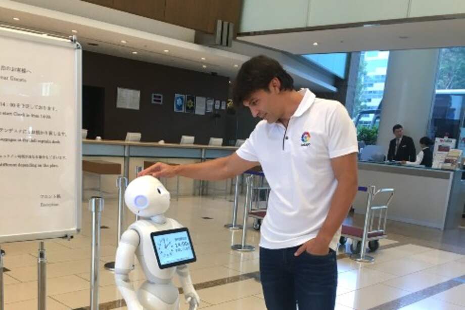 El exfutbolista Fernando Morientes, de visita en Tokio, habla con el robot Pepper, capaz de comunicarse en ocho idiomas.