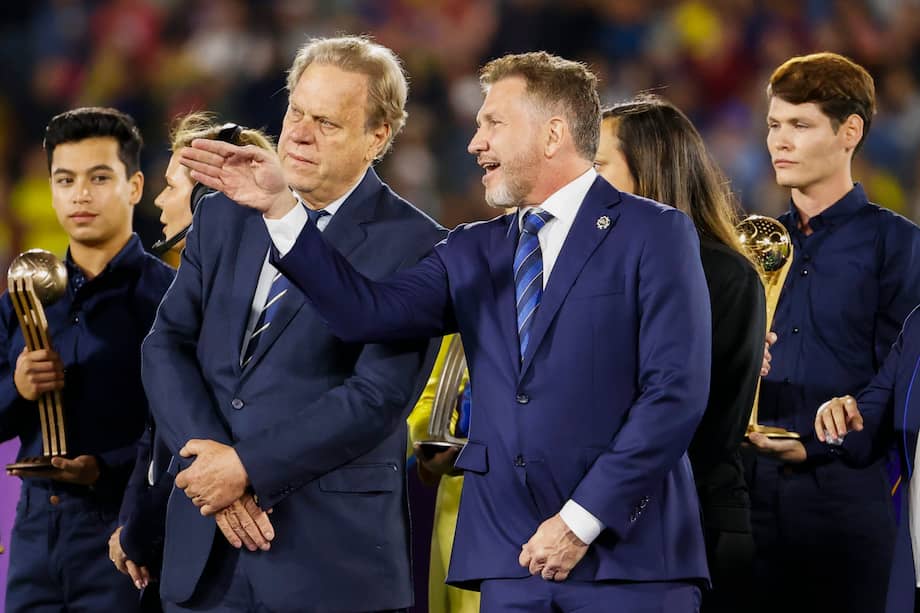 El presidente de la Federación Colombiana de Fútbol (FCF), Ramón Jesurún (i), y el presidente de la Conmebol, Alejandro Domínguez, hablan en la premiación de la Copa Mundial Femenina de la FIFA, en el estadio El Campín de Bogotá.