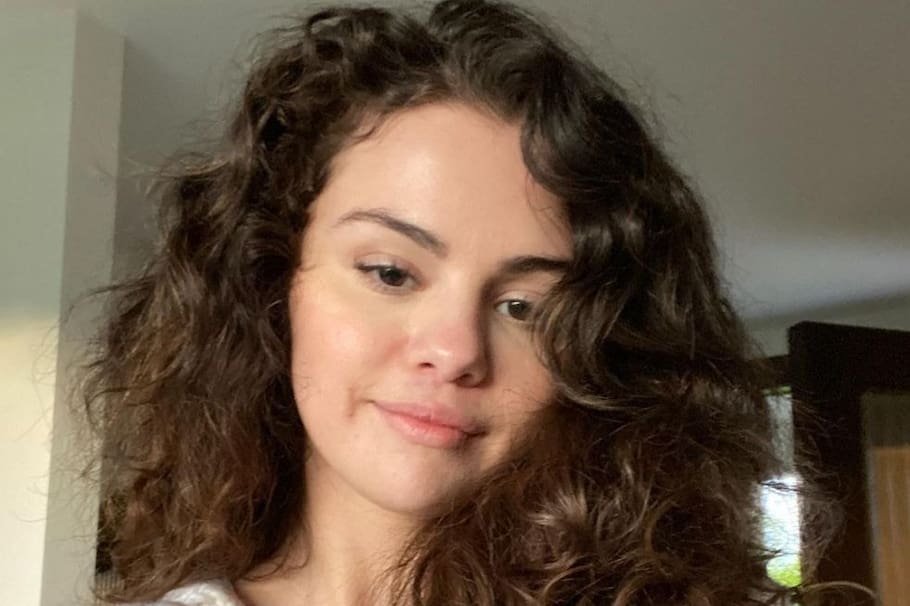 La cantante Selena Gómez explicó públicamente el por qué de su aumento de peso. En este video enfrentó las críticas.